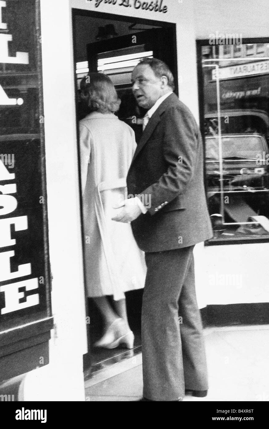 Frank Sinatra nach Barbara Marx in einem Shop Stockfoto