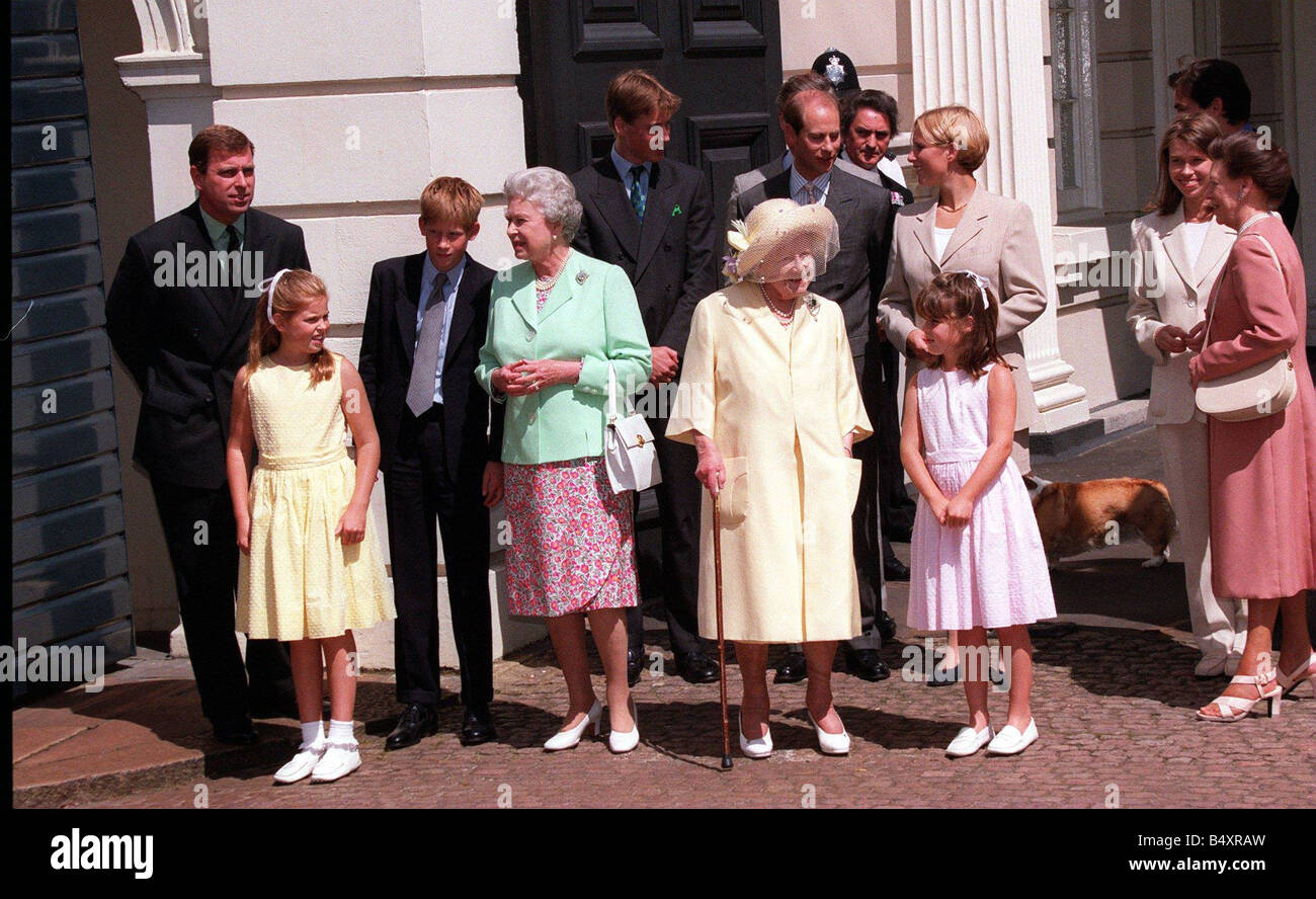 Königinmutter 98. Geburtstagsfeiern August 1998 von links nach rechts Prinz Andrew Prinzessin Beatrice Prinz Harry Königin Elizabeth II Prinz William der Königin Mutter Prinz Edward Zara Phillips und Prinzessin Eugenie stehend vor den Toren von Clarence House Stockfoto