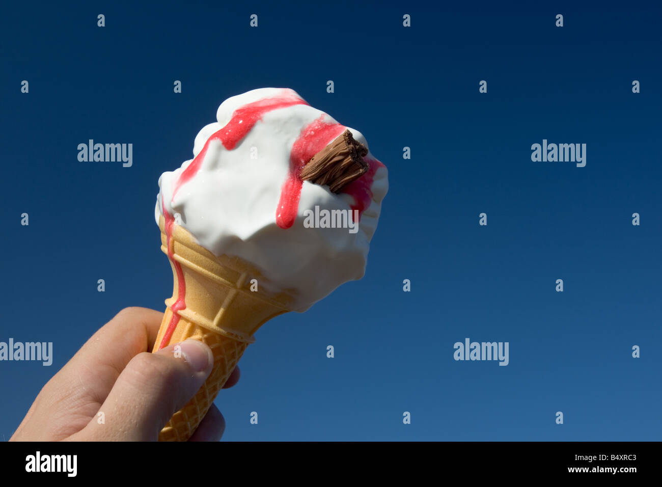 Eiscreme-Kegel vor blauem Himmel Stockfoto