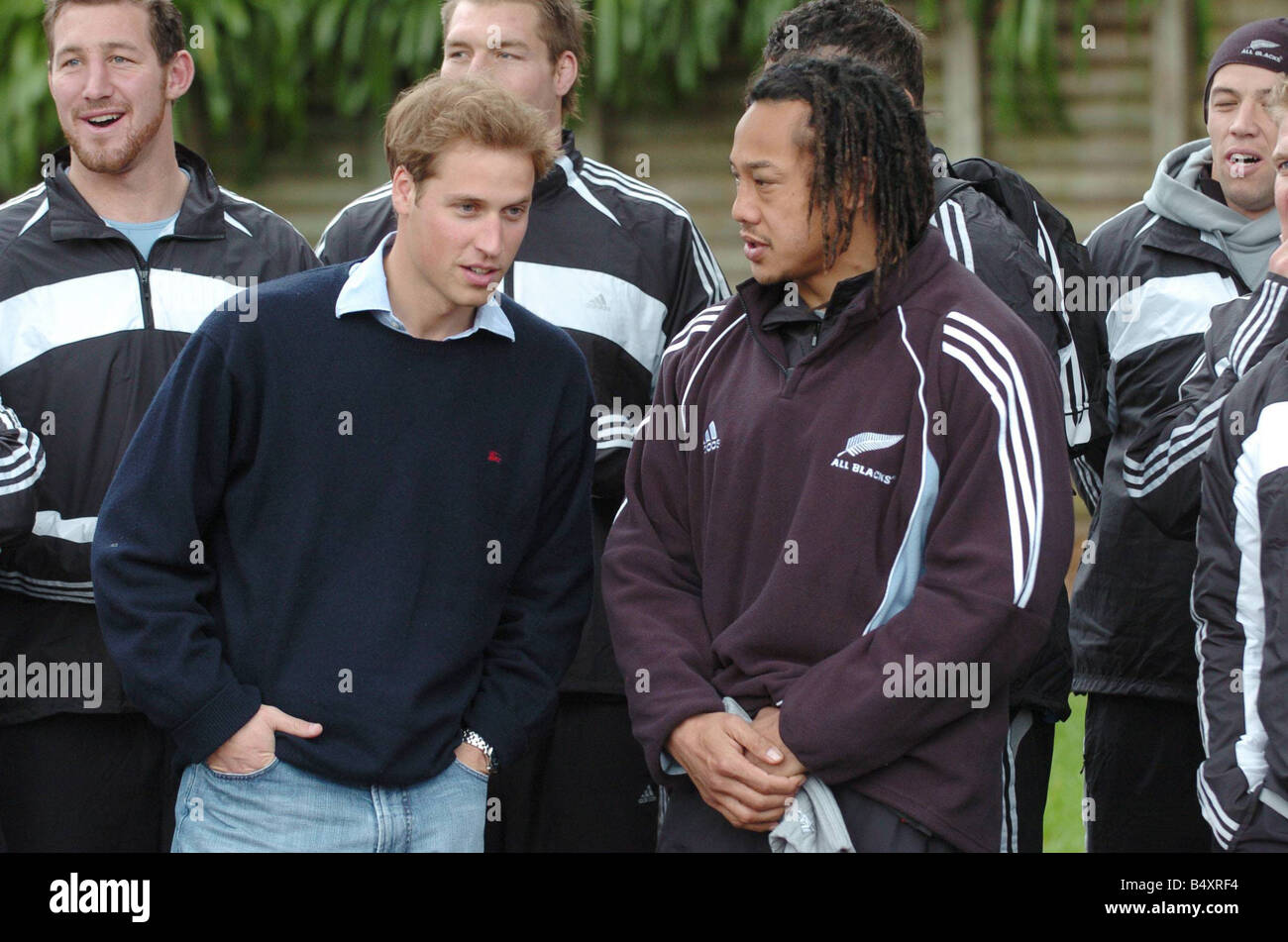 Prinz William trifft die All Blacks Kapitän Tana Umaga und das Team von ihrer Ausbildungsstätte Auckland Neuseeland Juli 2005 Stockfoto