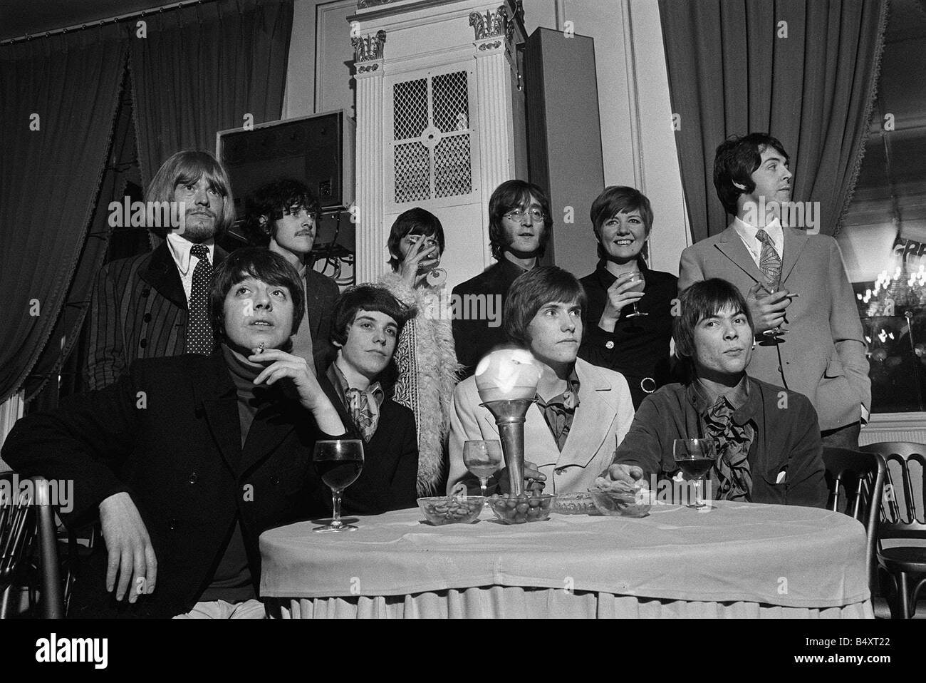 John Lennon Ringo Starr und Paul McCartney die Popgruppe The Beatles mit Cilla Black 1968 Rolling Stones Brian Jones Grapefruit-Gruppe Stockfoto