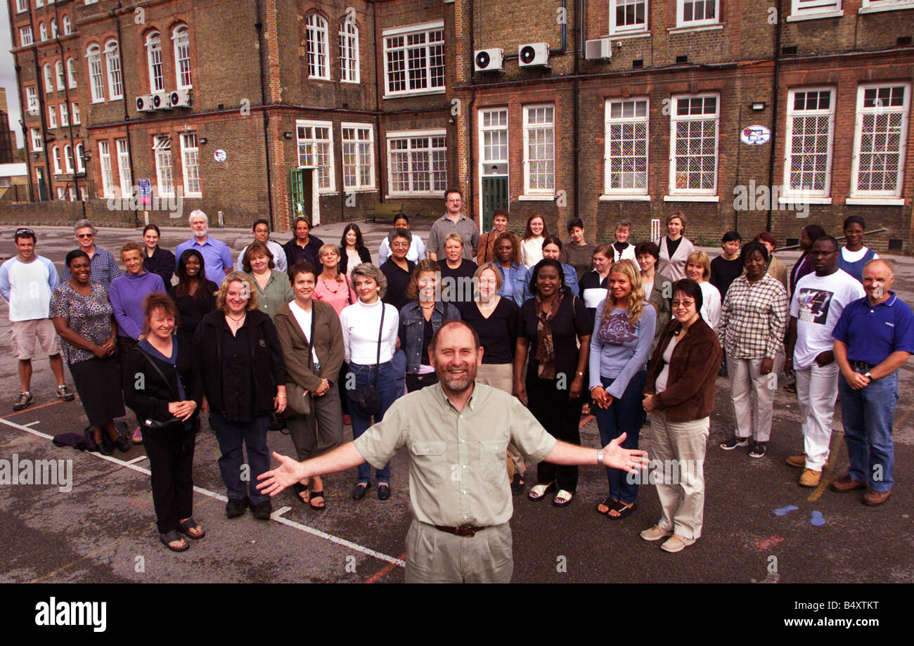 Gloucester Grundschule Peckham South London Leiter John Mann mit seinem Stab front Zeile l R Sue McClymont Neuseeland Abby Kerr Anne Stonell Maria Keeble Natasha Donaldson Neuseeland Denise South Sybillia Uwalaka Nigeria Sarah Jones Luba Gaitt Vereinigtes mittlere Reihe l R Doreen Miller Sarah Parker Diane Roache Joan Fitzmaurice Gina Yamaguchi Italien Jenny Smyth Südafrika Teresa Curzon Pamella Gayle Lisa Metzger Claire Smart Daniella Velikova Vereinigtes Krassimira Stoyanova Vereinigtes Tola Samuel Nigeria Kehinde Okuleye Bob Wert von Deputy Head Back Row l R Matt Evans Neuseeland John Joyce Yana Stockfoto