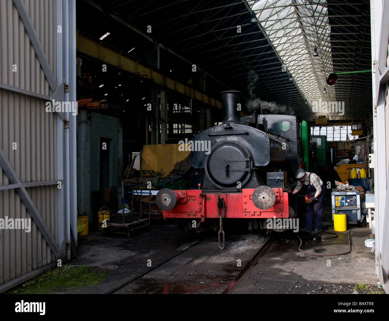 Ingenieur, Vorbereitung der Barclay 0 4 0pt Sattel Tank Lokomotive Annie im Historic Dockyard Chatham in Kent. Stockfoto