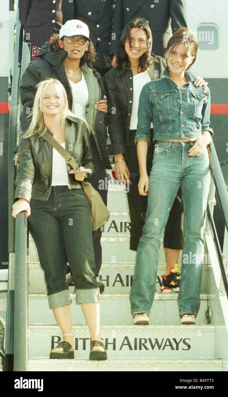 Die Spice Girls kommen September 1998 am Flughafen London Heathrow von Prag auf einem British Airways Flugzeug nach Abschluss der erfolgreichen amerikanischen Etappe ihrer SpiceWorld Welttour Stockfoto