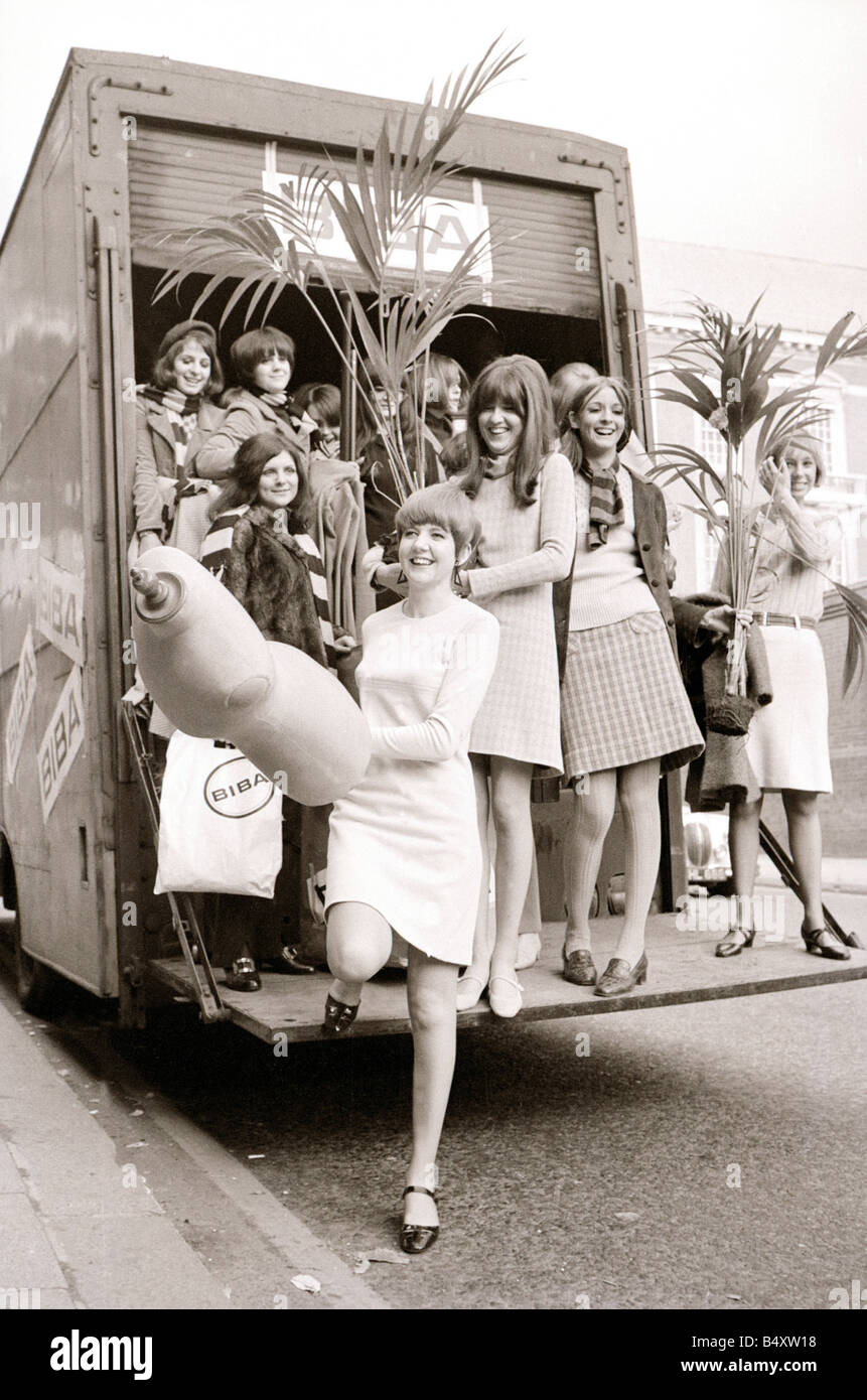 Biba Boutique A neuartige Art der Fortbewegung Einkaufen von Mode-Künstlerin und Designerin Barbara Hulanicki in Kensington mit über ein Pantechnican und ein Dutzend Mädchen darunter Cilla Black und Kathy McGowan, Möbel getragen, und Topfpflanzen, die neue Biba Boutique Shop in Kensington Kirche Straße Frauen Mode Mini Kleid Polka Dots "Gingham" der 1960er Jahre 27 2 1966 Februar 1966 Mirrorpix Stockfoto