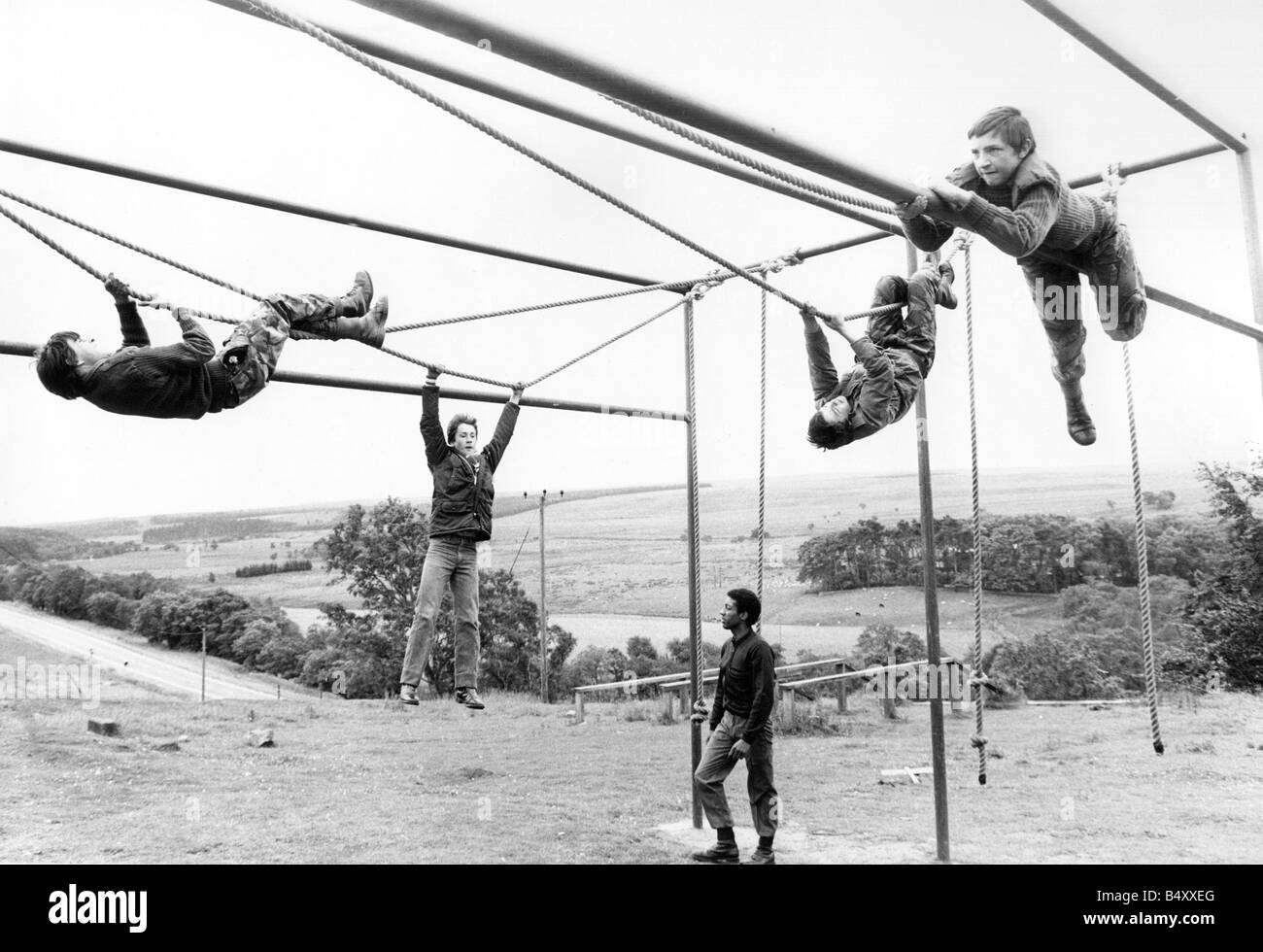 Diese jungen von Hexham erhalten die Möglichkeit, die Kletterseilen Otterburn Army Camp Links zu verwenden, nach rechts Anthony Young Michael Bowes Chris Coulson und Andrew Hodge betreute Cpl Dave Fraser Stockfoto