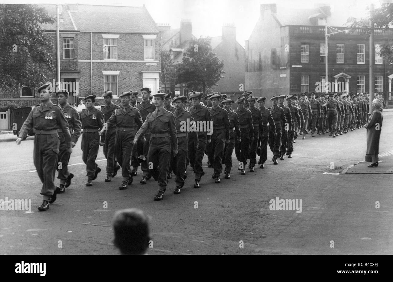 439 Tyne L A A T A Regiment marschieren durch Tynemouth auf dem Weg zu einer Kirche Parade an alle Heiligen Kirche Tynemouth Stockfoto