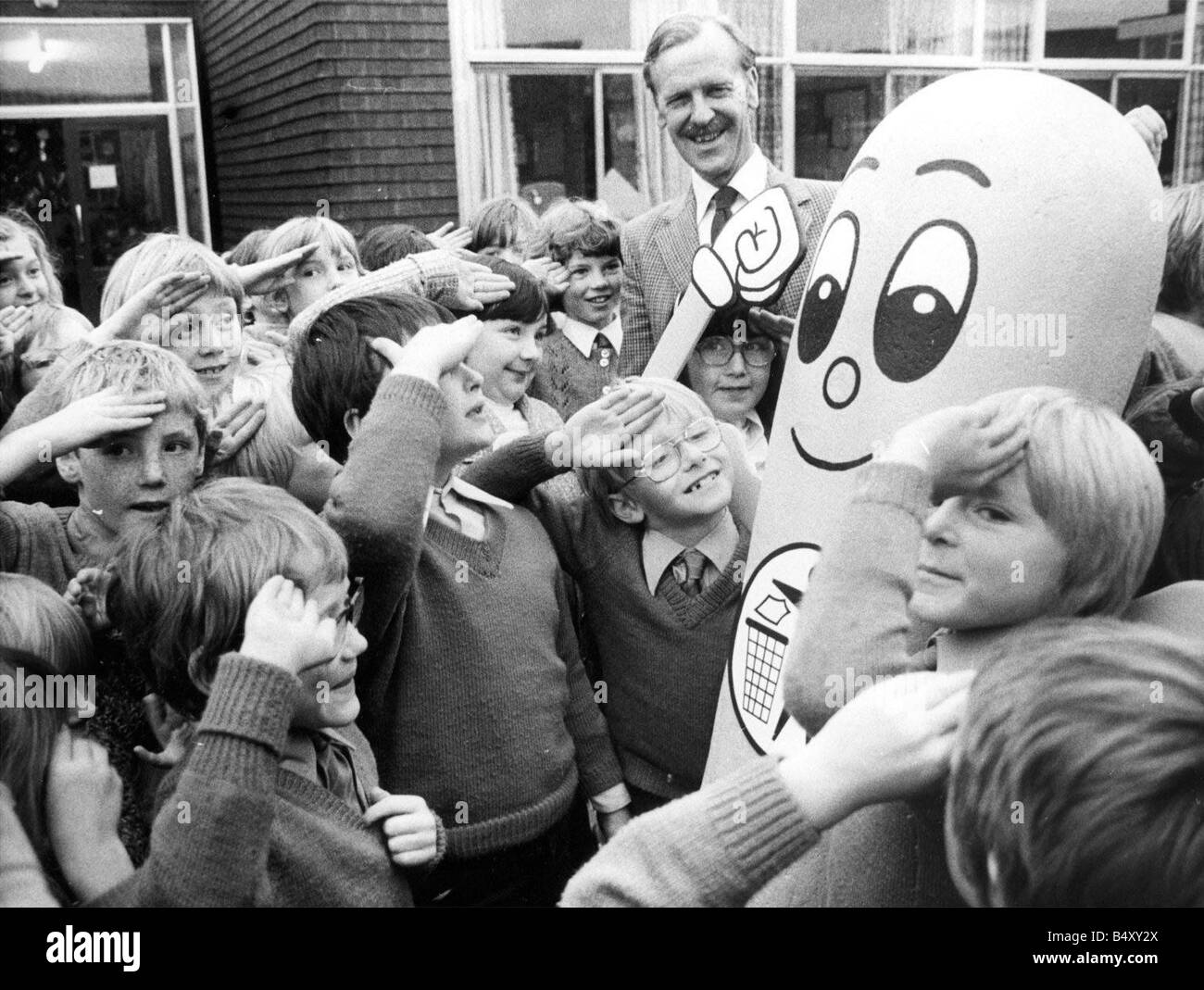 Blitzsauber und Spanne, das Ziel von Billy Broom in Cramlington 1978 und er ist Quest von Schülern der Whytlaw First School stiess Stockfoto