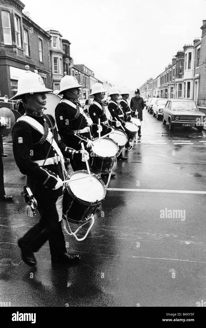 Die Band der Royal Marines führt die Parade durch eine Sintflut zu Blyth-Marktplatz Stockfoto