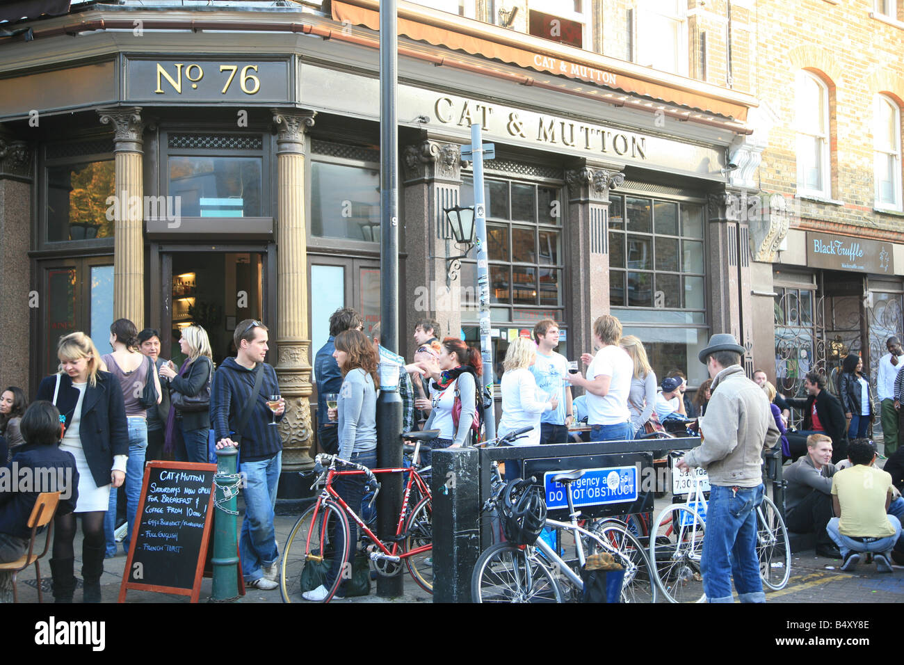 Gruppe von Menschen, die mit einem Drink vor der Katze & Hammel Bar, Broadway Market Hackney UK 2008 Stockfoto