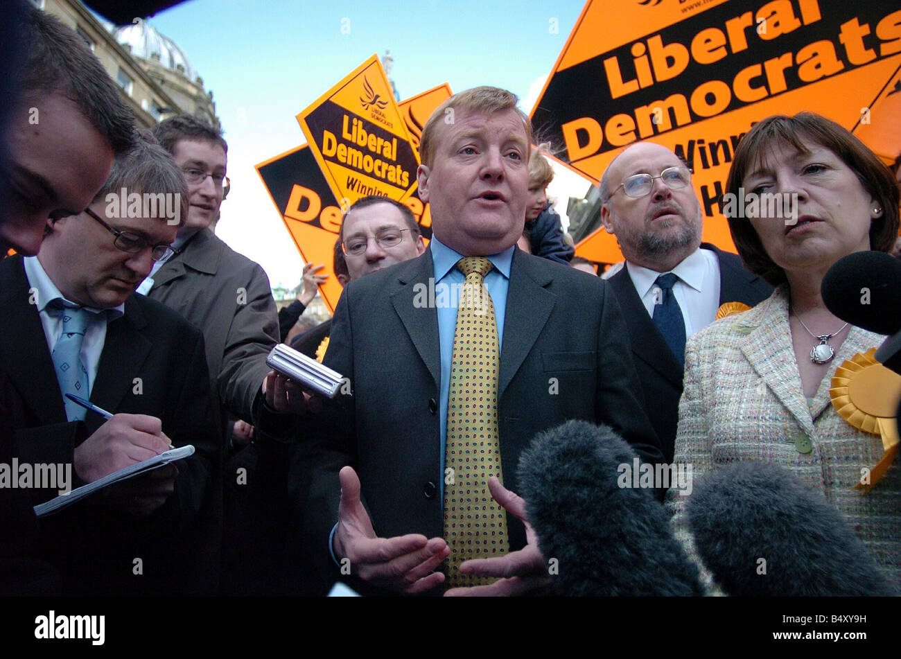 Liberal Democrats Charles Kennedy hat einen Spaziergang rund um Newcastle am Tag ist das Datum der allgemeinen Wahlen Annouced 5. April 2005 Stockfoto