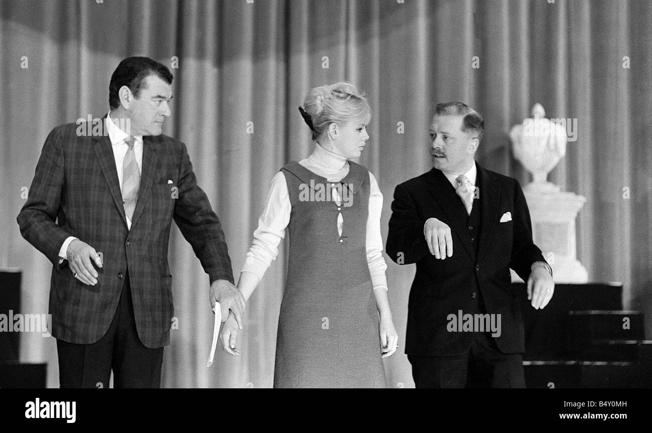 Generalprobe für die Royal Film Performance Februar 1964 bewegen über Darling auf der Bühne L R Jack Hawkins Britt Ekland Richard Attenbrough Stockfoto