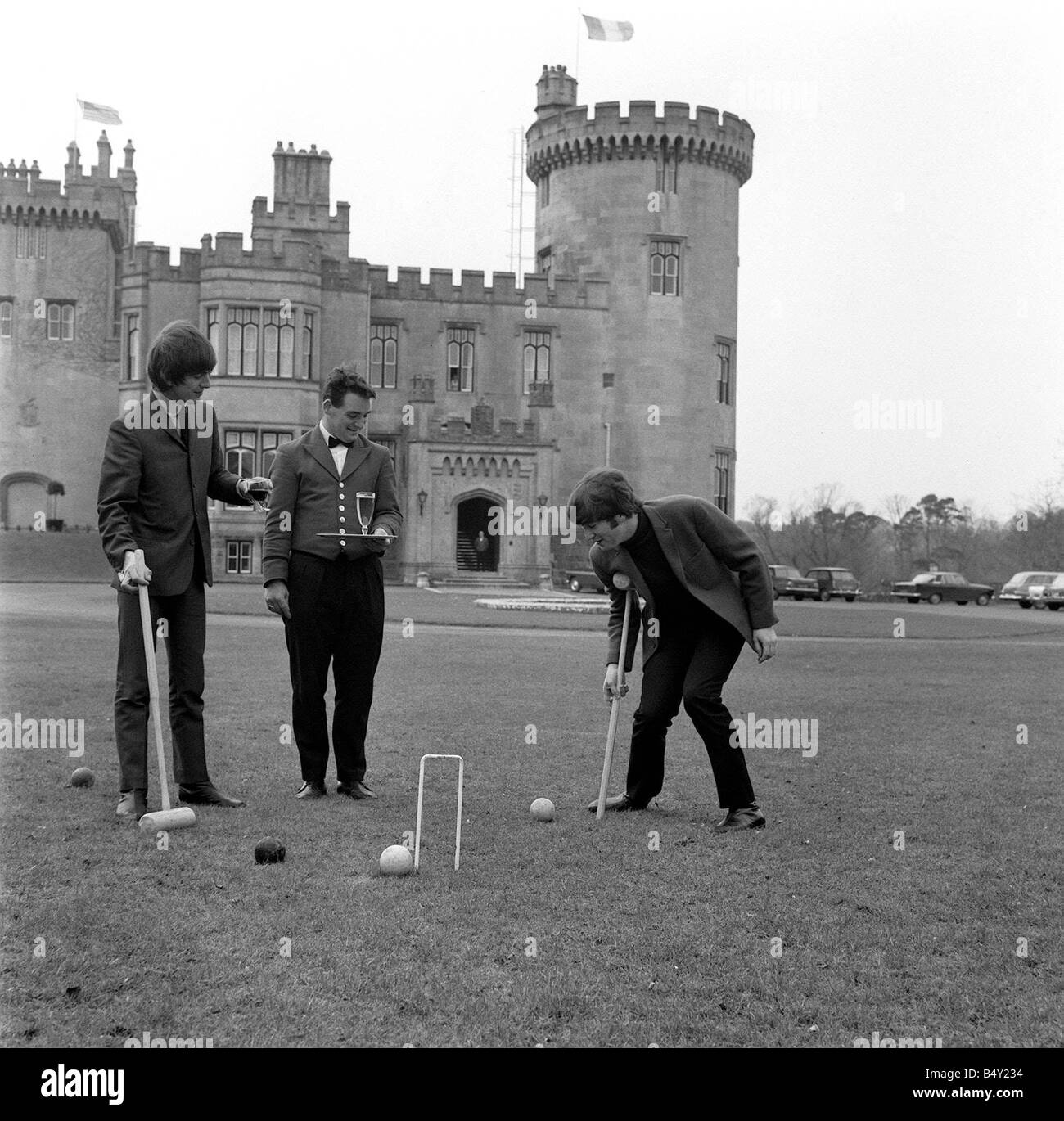 Pop-Gruppe The Beatles März 1964 John Lennon Paul McCartney Ringo Starr George Harrison die Beatles in Irland John Lennon und George Harrison spielen Krocket auf dem Gelände des Dromoland Castle Stockfoto