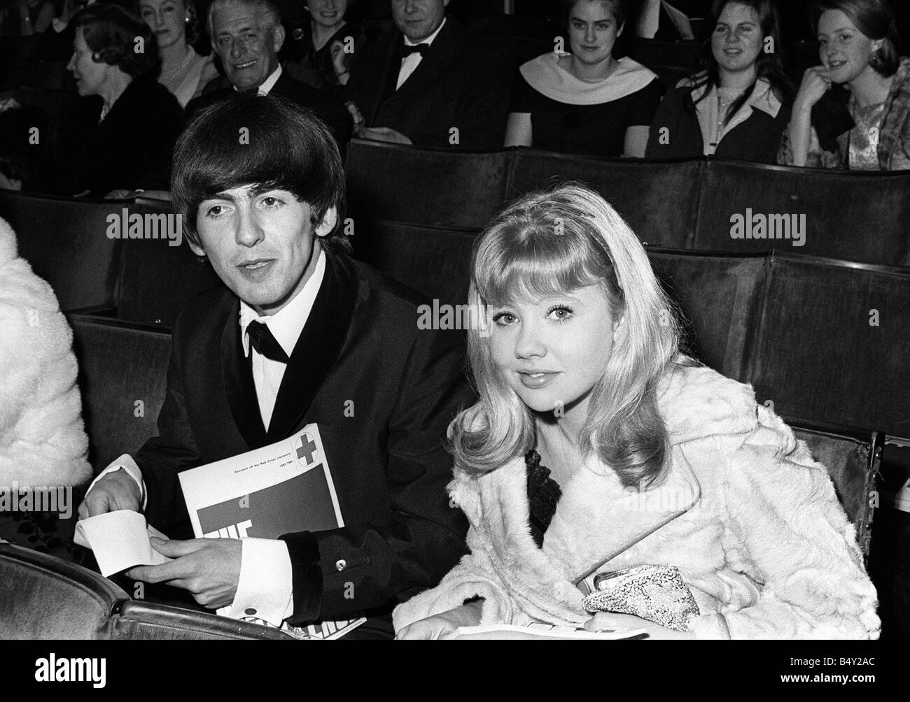 Pop-Gruppe The Beatles März 1964 George Harrison und Hayley Mills in der Regal Kino Henley on Thames, wenn sie ein ein Mitternacht besuchte Matinee der Charade zugunsten Charity Stockfoto