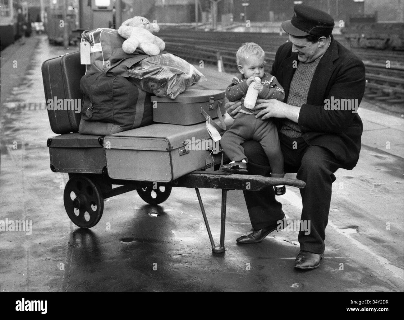 Poter Wally Lawes von Euston Station London auf der Suche nach 1 Jahr altes Babymädchen Deidre nach Mtr und Frau O Hara für Manchester im Zug Januar 1967 der 1960er Jahre, ihre Eltern ließen Stockfoto