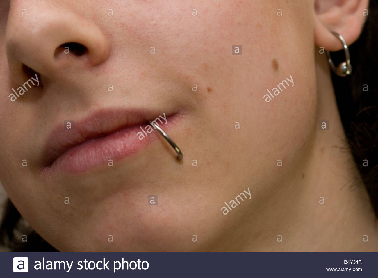 Über der lippe piercing Piercing auf