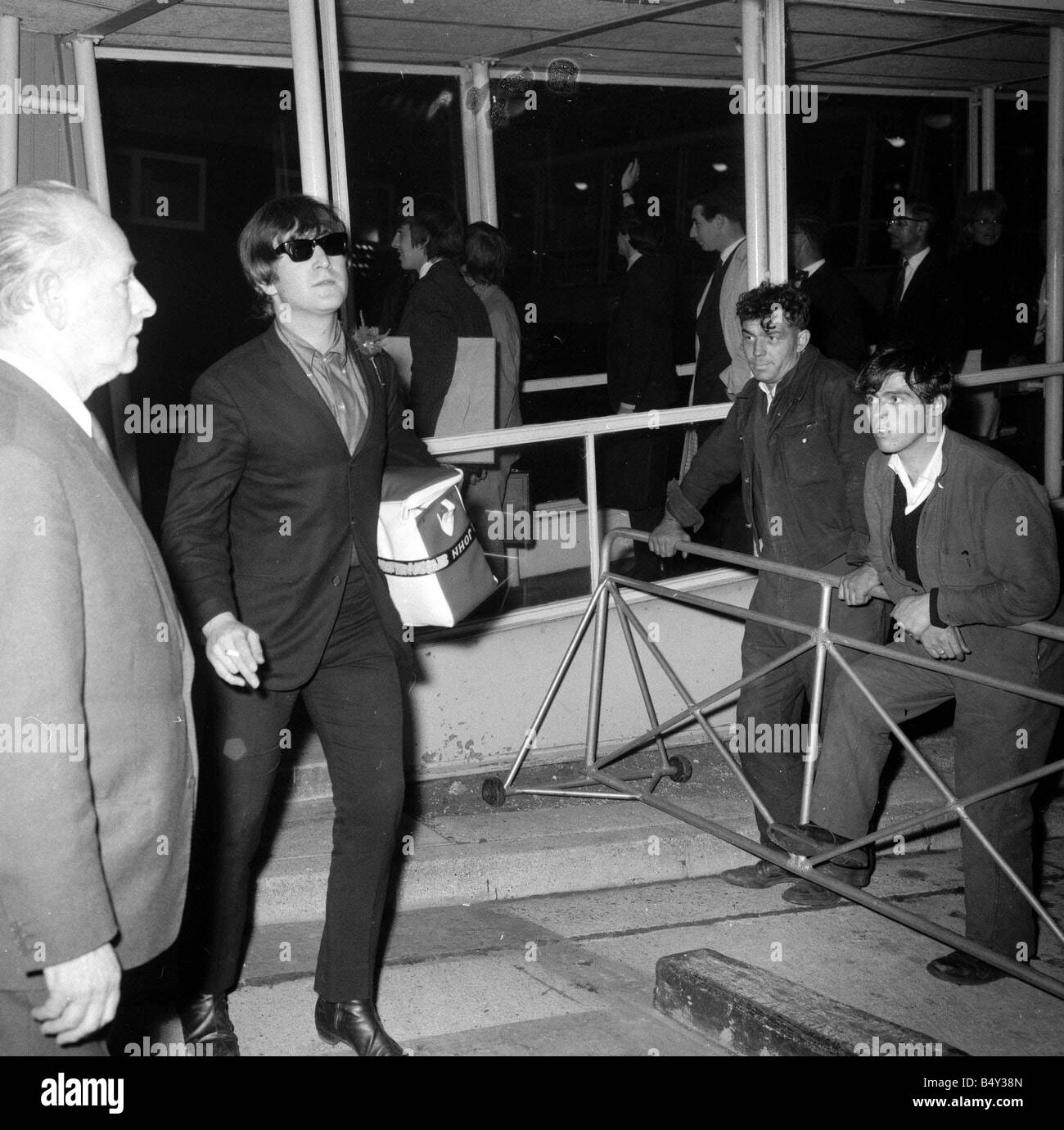 Die Beatles-Pop-Gruppe September 1964-John Lennon am Flughafen Stockfoto