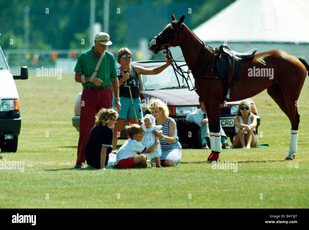 Prinz William Princess Beatrice und ihrem Kindermädchen bei Windsor Pferd beobachten Stockfoto