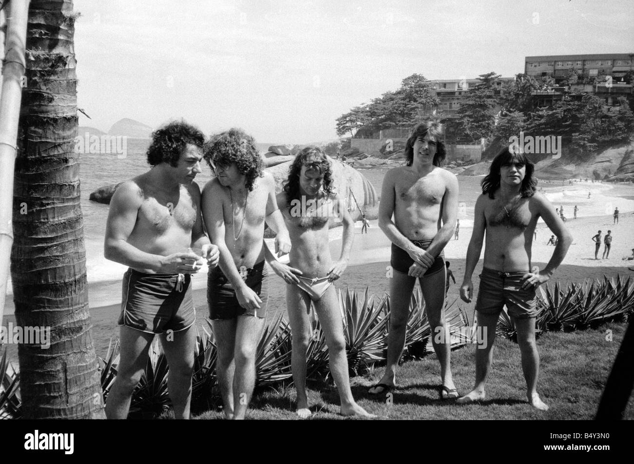 Aussie-Metal-Band ACDC am Strand von Rio Stockfotografie - Alamy