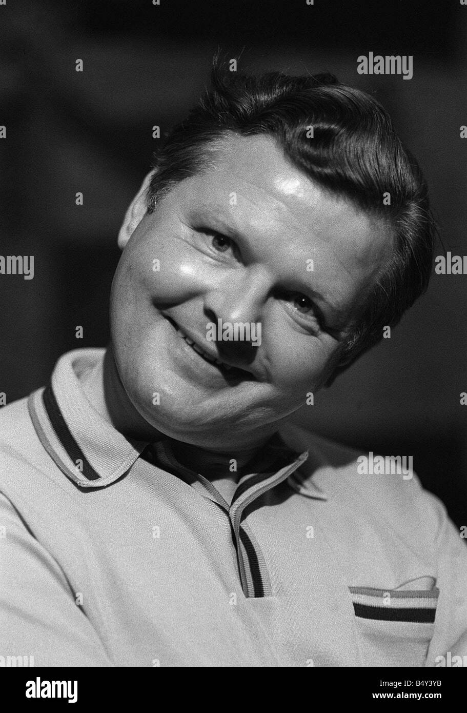 Komiker Benny Hill 1968 21. Januar jährt sich die Geburt des britischen Komikers Alfred Hill besser bekannt als Benny Hill trat er in Comedy-Veranstaltungen auf der Bühne im Radio und 1949 auf der TV-Show Hi es im Jahr 1955 begann der Benny Hill Show mit Sketchen und Liedern von Böden und Busen Schule des britischen Humor Hill erschien auch gelegentlich in Filmen einschließlich Chitty Chitty Bang Bang In den 1970er Jahren der Benny Hill Show schaffte es auf die U S und Hill wurde zum internationalen Star der TV-Komödie bis 1989 seine Show abgesagt wurde Benny Hill starb im April 1992 LAFJan05 Stockfoto