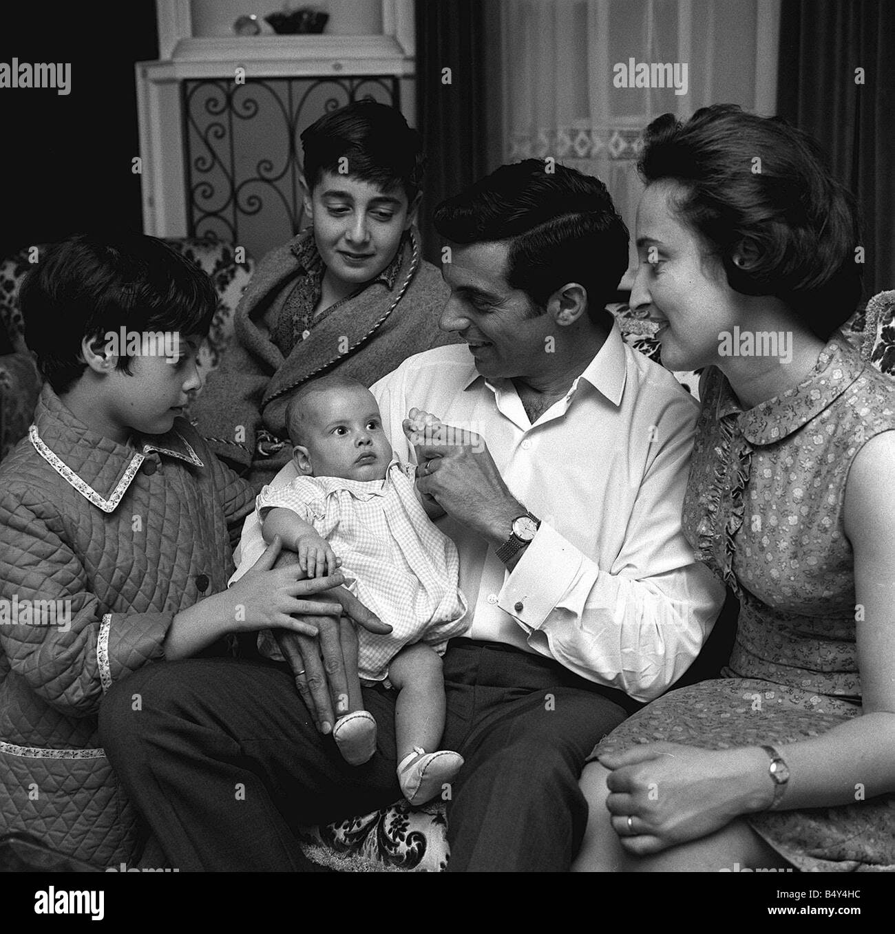 Frankie Vaughan zu Hause mit seiner Familie von links nach rechts Susan