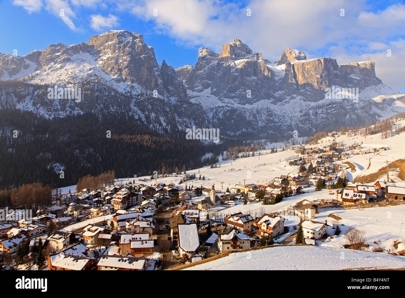 Dorf von Colfosco im Winter Schnee, Dolomiten, Italien. Stockfoto
