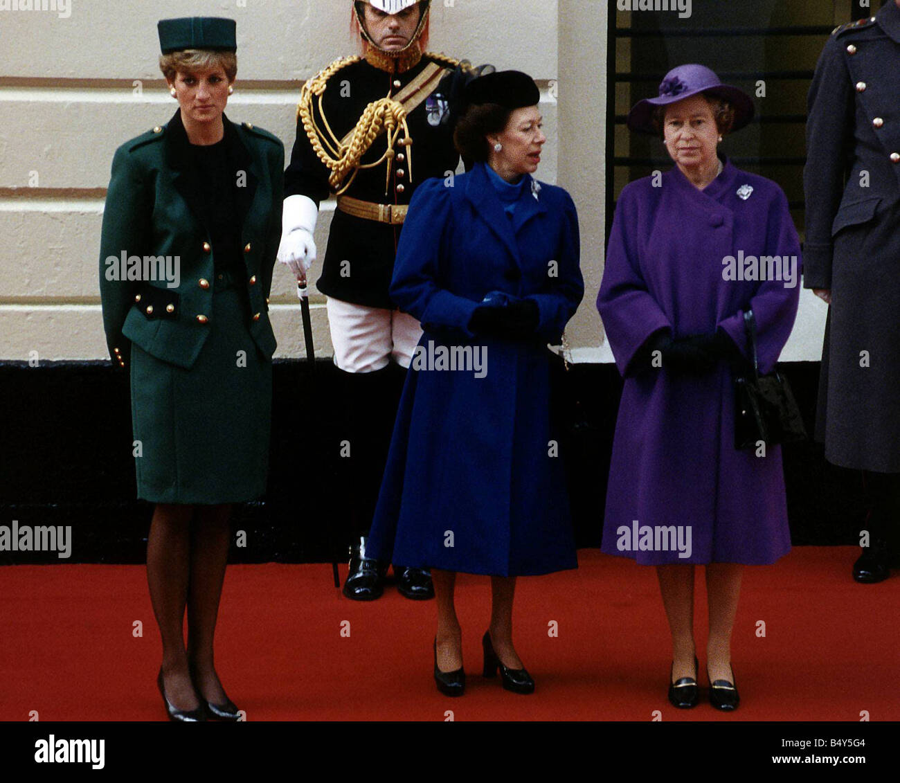 Queen Sie Elizabeth mit Prinzessin Margaret und Prinzessin Diana, die darauf warten, der italienische Präsident Cossiga Senior grüßen Stockfoto
