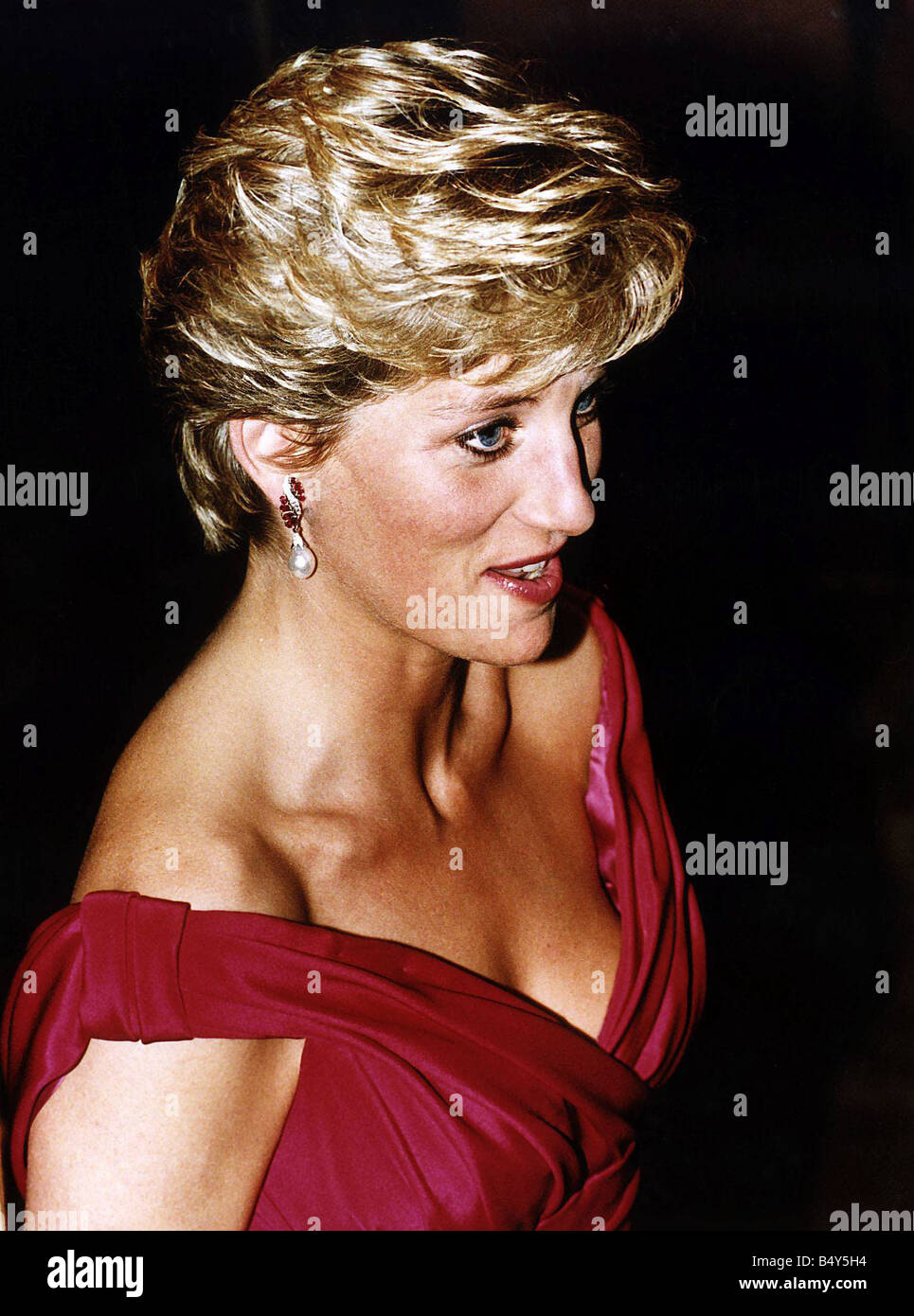 Prinzessin von Wales in Japan niedrig geschnittene rote Kleid 1990 Stockfoto