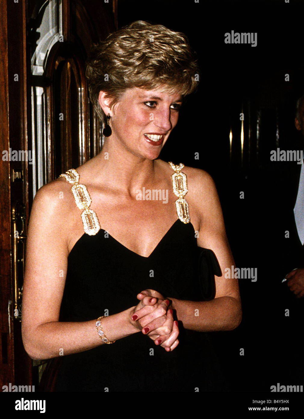 Prinzessin Diana trägt schwarze niedriges geschnittenes Kleid mit Händen zusammen Stockfoto