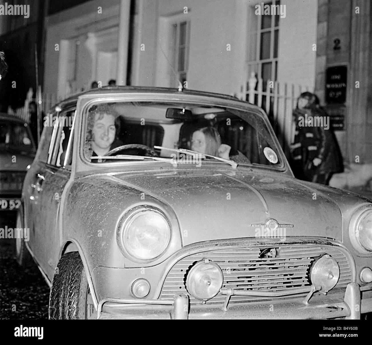 Beatles-Dateien 1969 verlässt Paul McCartney mit Linda in MIni Auto Saville Row nach Sitzung in den Apple studios Stockfoto