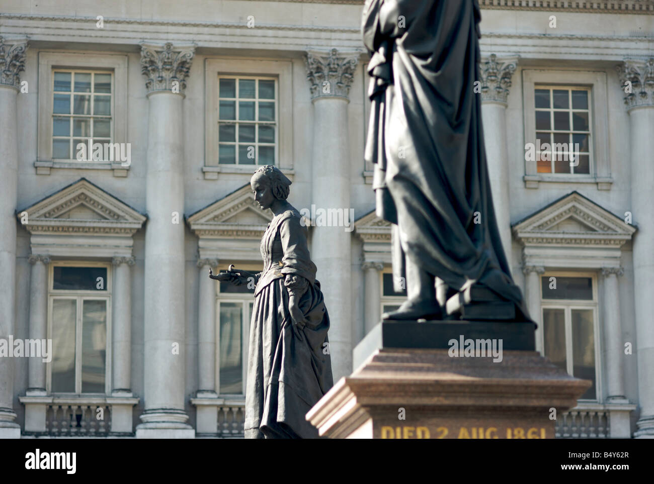 Statue von Florence Nightingale nahe dem wachen Krim-Krieg-Denkmal in London UK Stockfoto