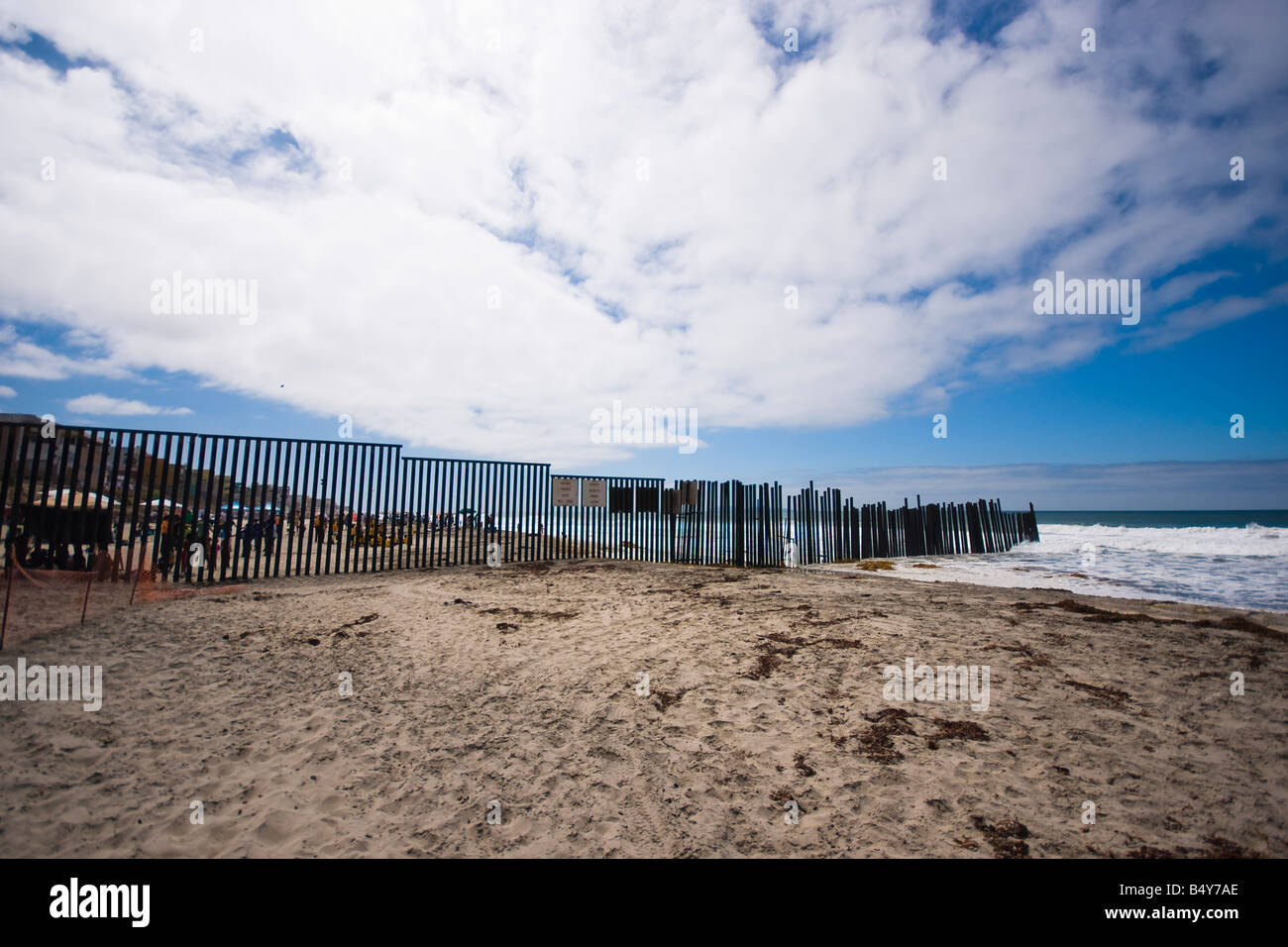 Ein Blick auf die internationale Grenze zwischen den Vereinigten Staaten und Mexiko, von der US-Seite des Strandes. Stockfoto