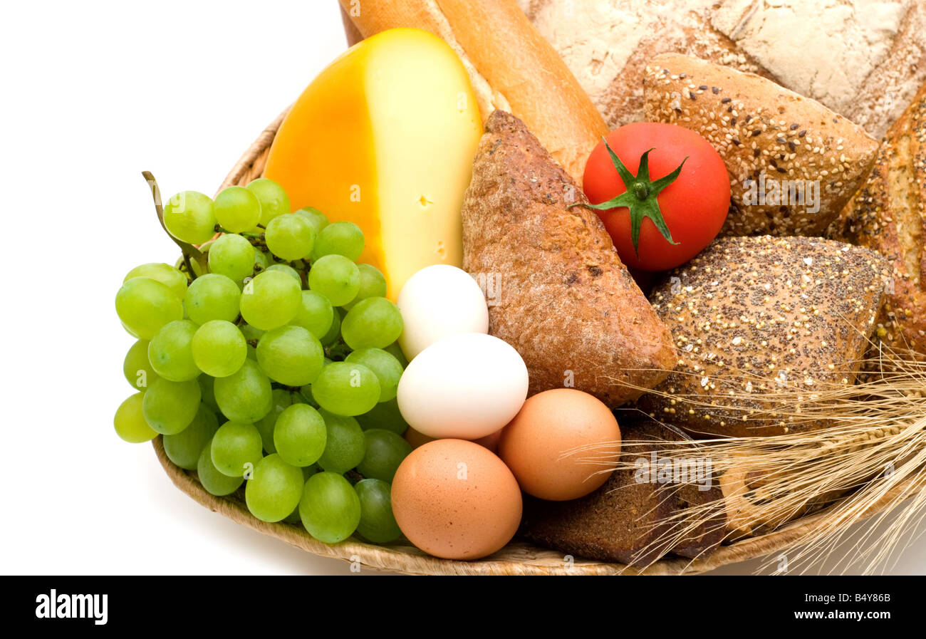 Stillleben mit Brot, Käse, Eiern und Trauben Stockfoto