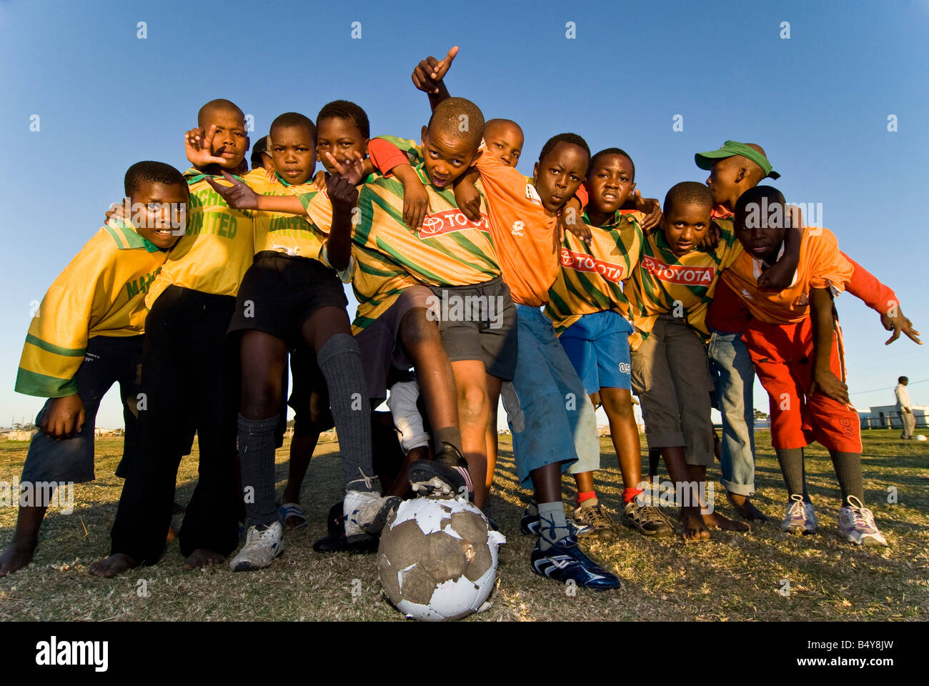 Kinder Playinf Fußball, Township, Plettenberg Bay, Garden Route, Western Cape, Südafrika Stockfoto