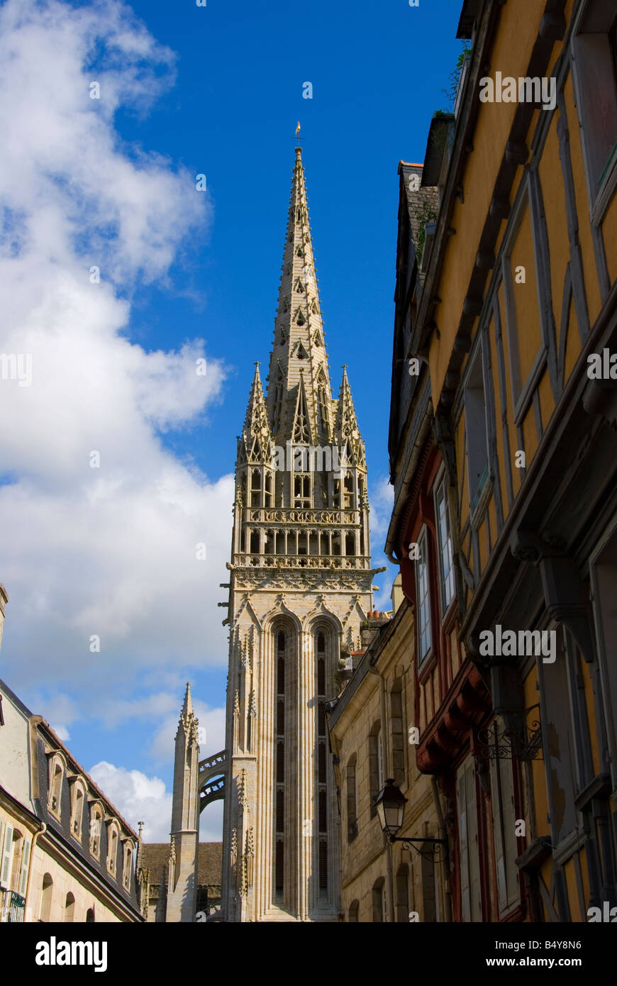 Blick in den Himmel des Kirchturms von St. Corentin Cathedral in Quimper Frankreich Stockfoto