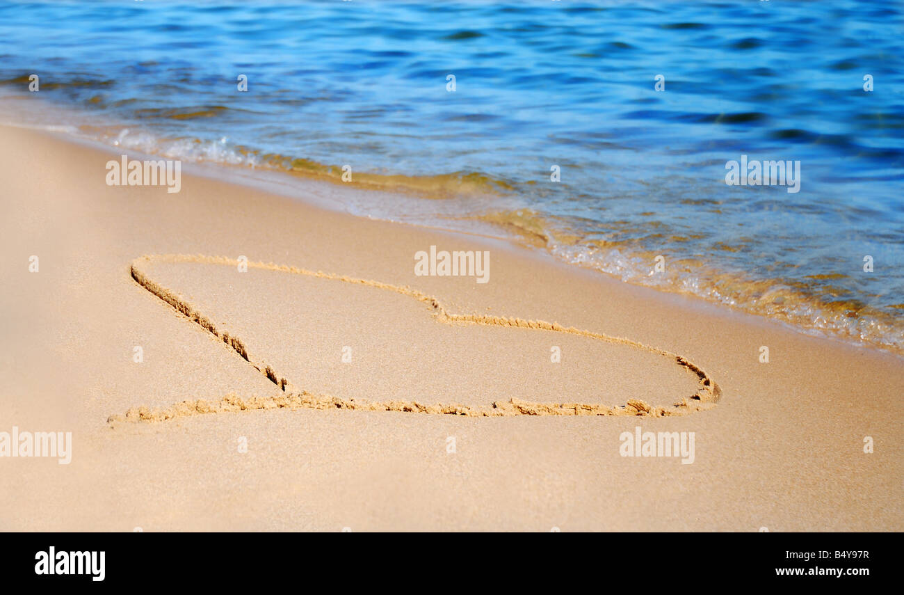 Herz am Strand gezogen Stockfoto