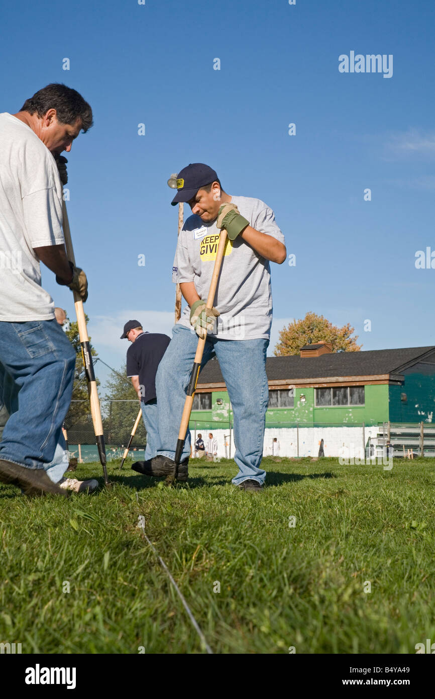 Detroit Michigan Volunteers von CSX Corporation renovieren ein Baseballfeld am St. Hedwig-Spielfeld Stockfoto