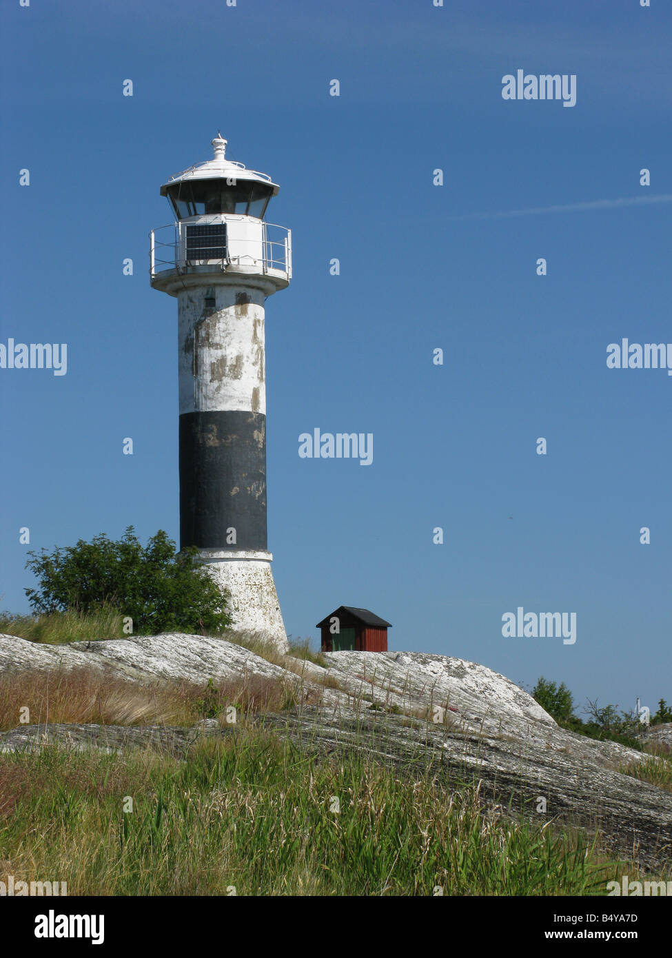 Leuchtturm auf einer der über 24,000 Inseln in den Stockholmer Schären Stockfoto