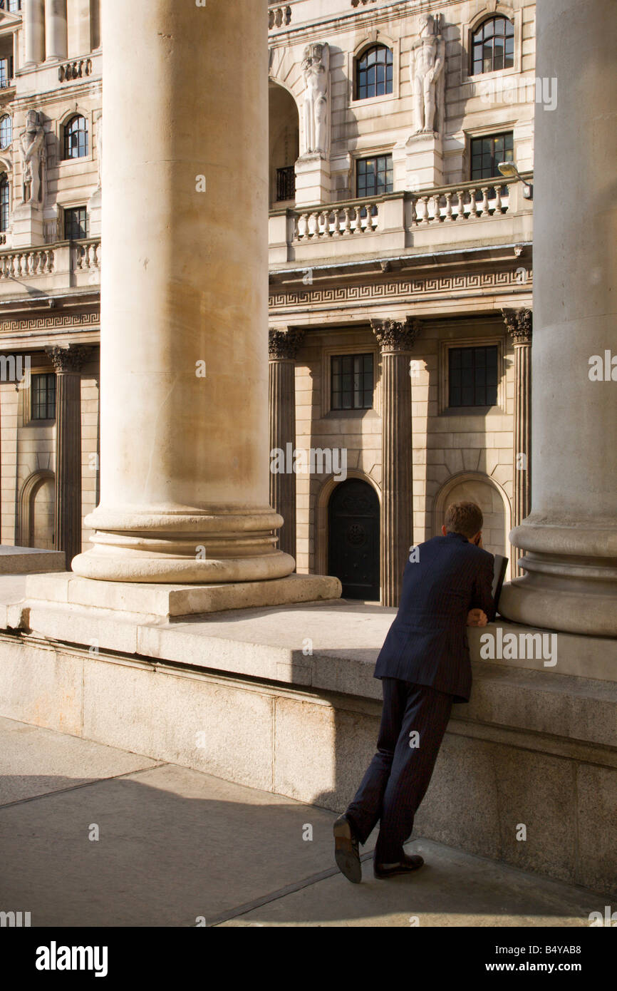 Mann sprechen auf dem Handy gegenüber der Bank of England London England Stockfoto