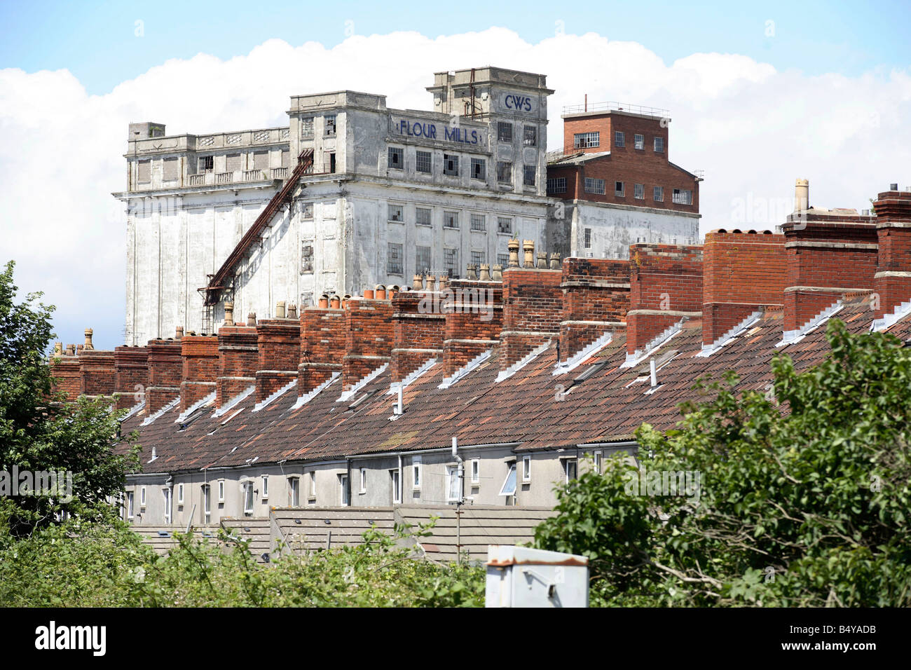 eine Reihe von Reihenhäusern vor die alte Getreidelagerhaus in Avonmouth docks Stockfoto