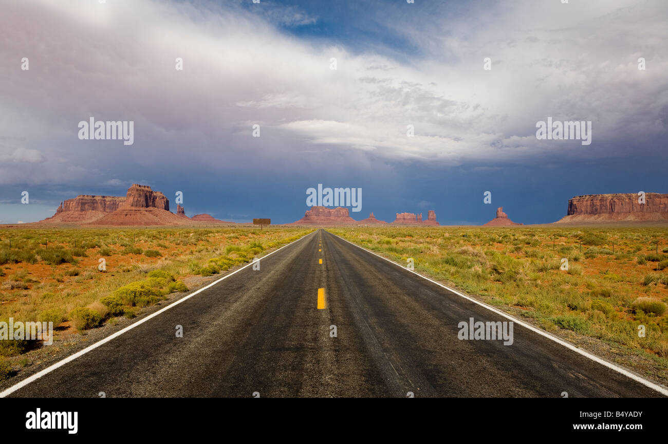 Geradeaus durch Monument Valley Stockfoto