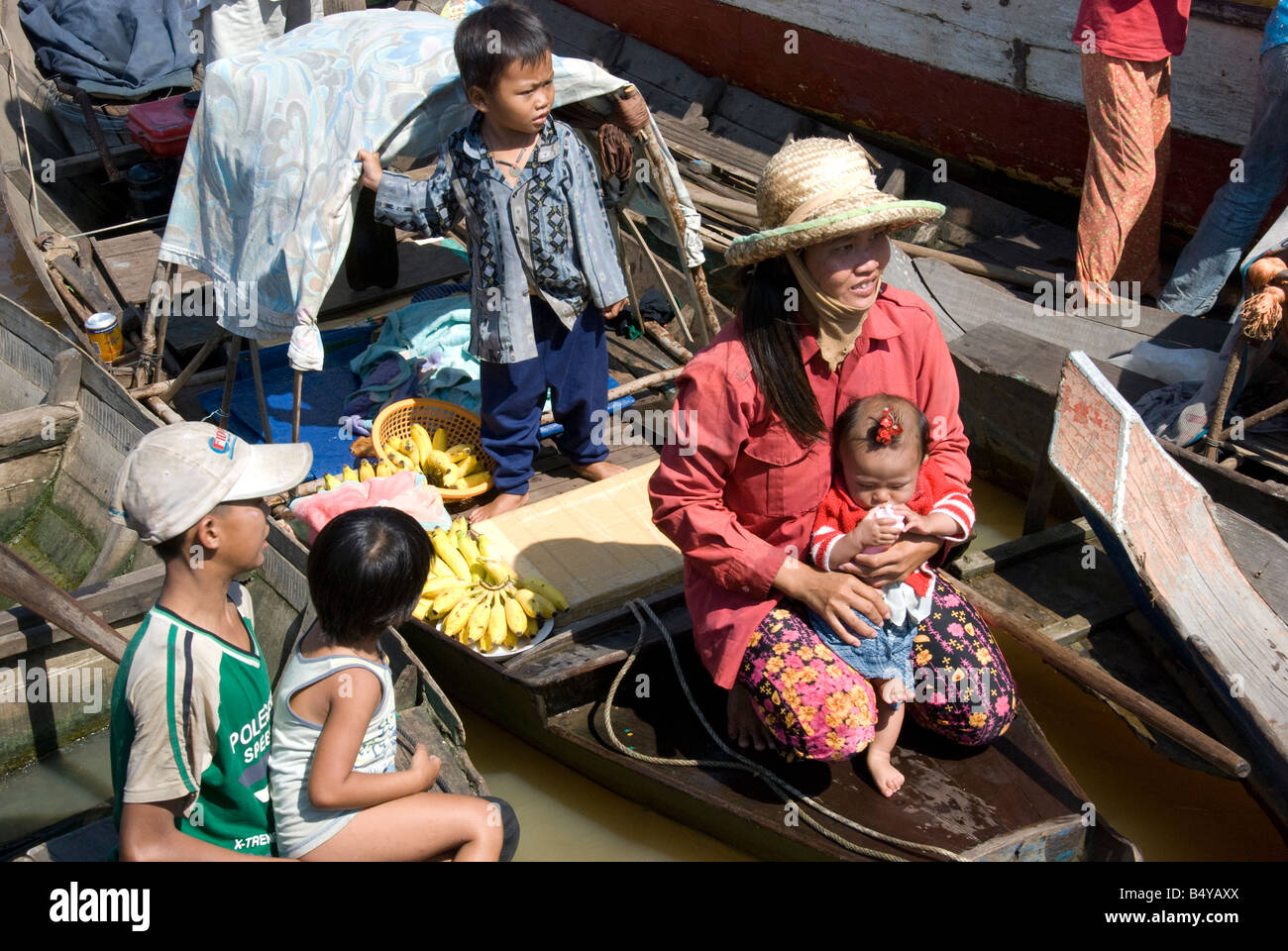 Staatenlose vietnamesische Flüchtlinge in Booten kommen mit ihren Babys, Futterspenden von Touristen zu empfangen Stockfoto