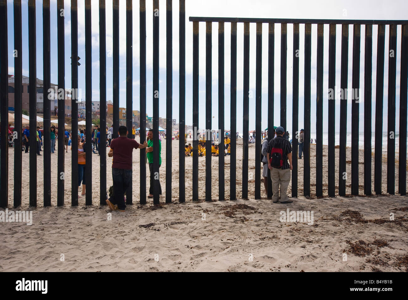 Menschen treffen über die internationale Grenze zwischen Mexiko und den Vereinigten Staaten. Stockfoto