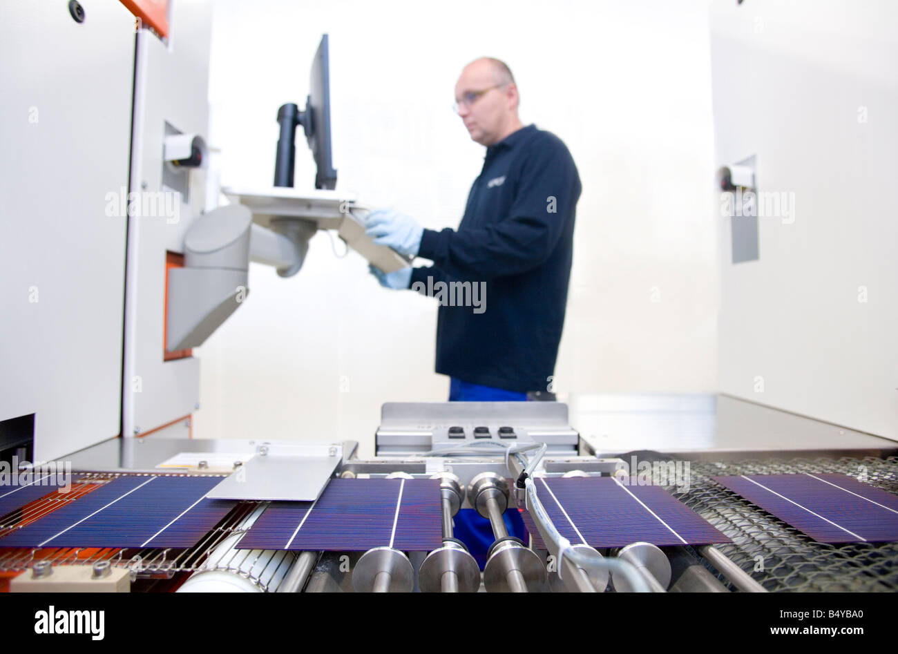 Die SCHOTT Solar AG Produktion von Solarzellen Arbeiter, die Steuerung der Fertigung an einen computer Stockfoto