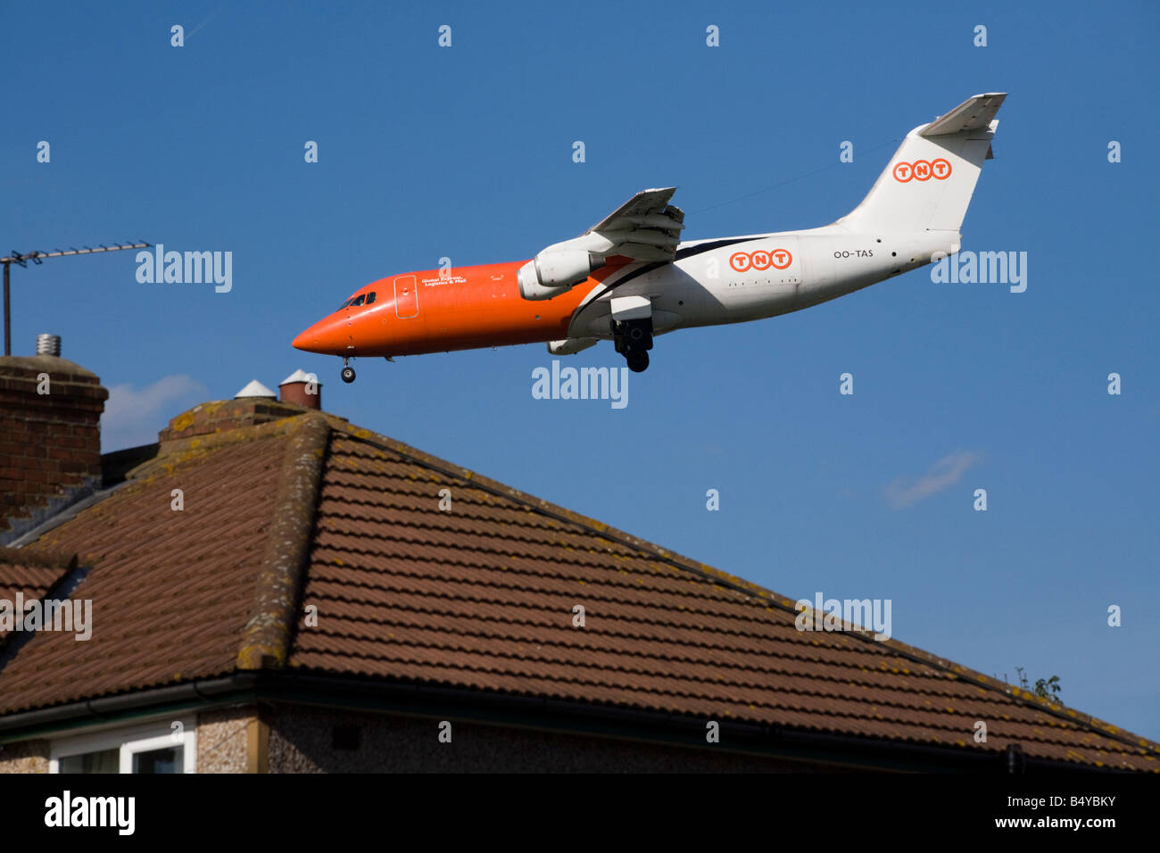 British Aerospace BAe 146 TNT Post Post Flugzeug nähert sich der Flughafen Heathrow, London. GROßBRITANNIEN (41) Stockfoto