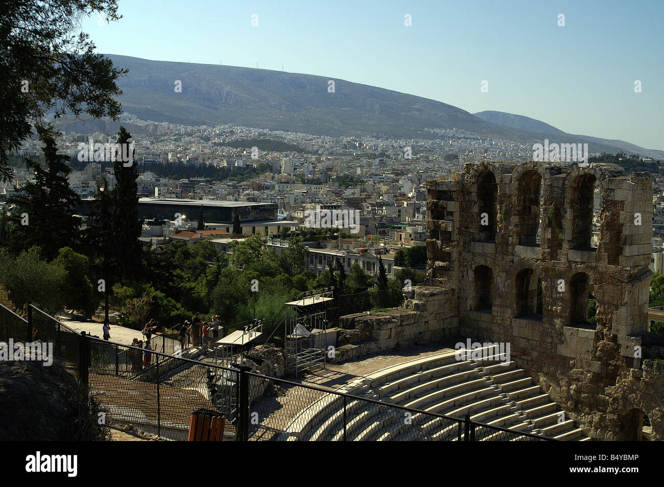 Griechische Architektur alt und neu - New Acropolis Museum, gesehen von der Akropolis Stockfoto
