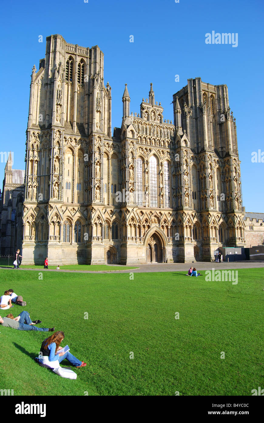 Wells Cathedral West Front von Grün, Wells, Somerset, England, Vereinigtes Königreich Stockfoto