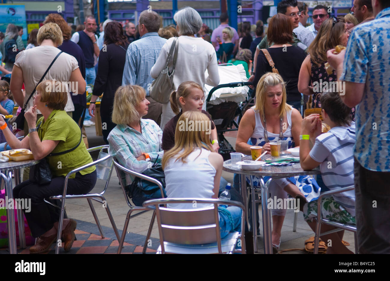 Menschen essen trinken und entspannen Sie sich in der Markthalle in Abergavenny Food Festival Stockfoto