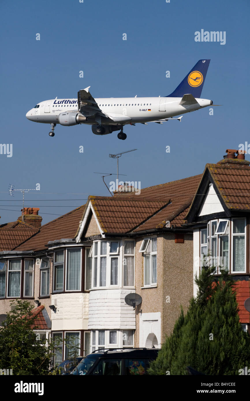 Lufthansa Airbus A319-100 D-AILF nähert sich der Flughafen Heathrow, London. GROßBRITANNIEN (41) Stockfoto