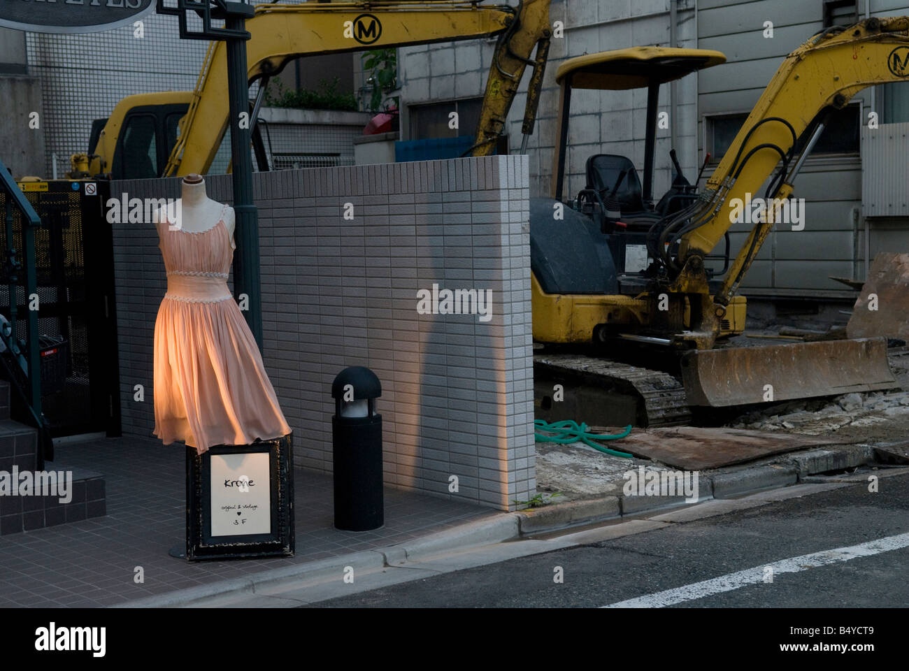 Ein Kleid vor einem Geschäft in Naka Meguro, Tokio. Stockfoto